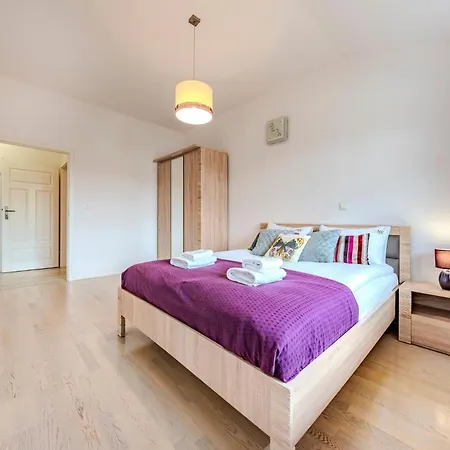 White Pearl With Two Terraces By Oneapartments *